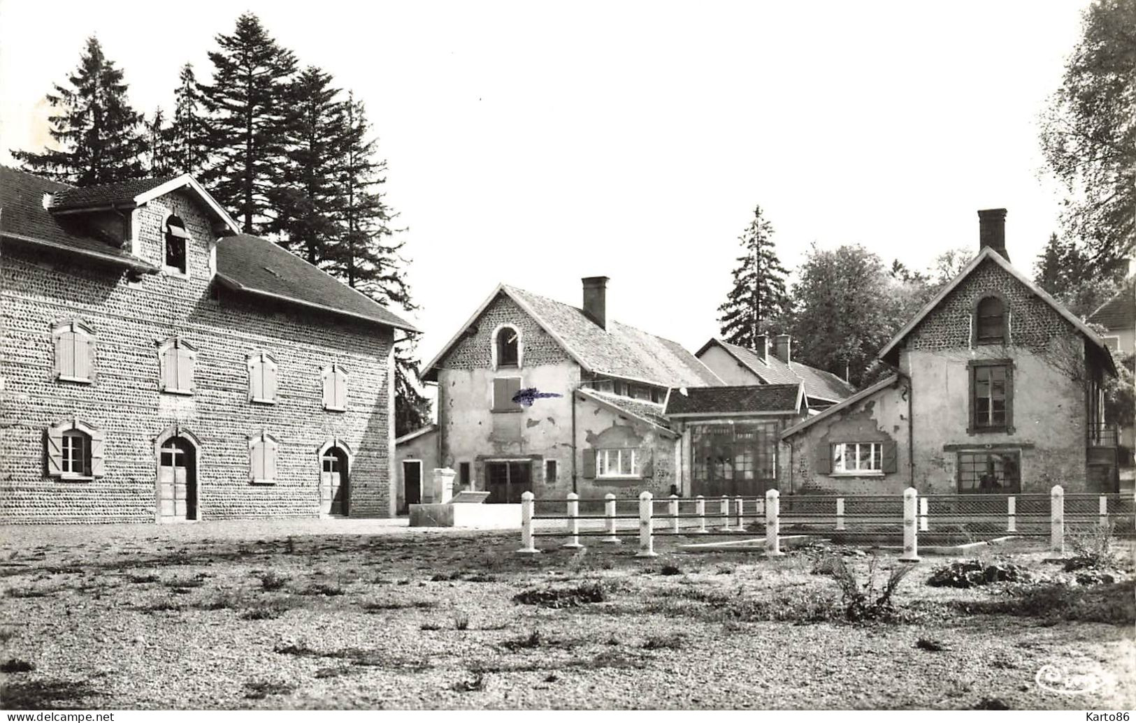 Roybon * La Colonie De Vacances Du Comité D'entreprise Merlin Gerin * Cour Intérieure Et La Piscine - Roybon