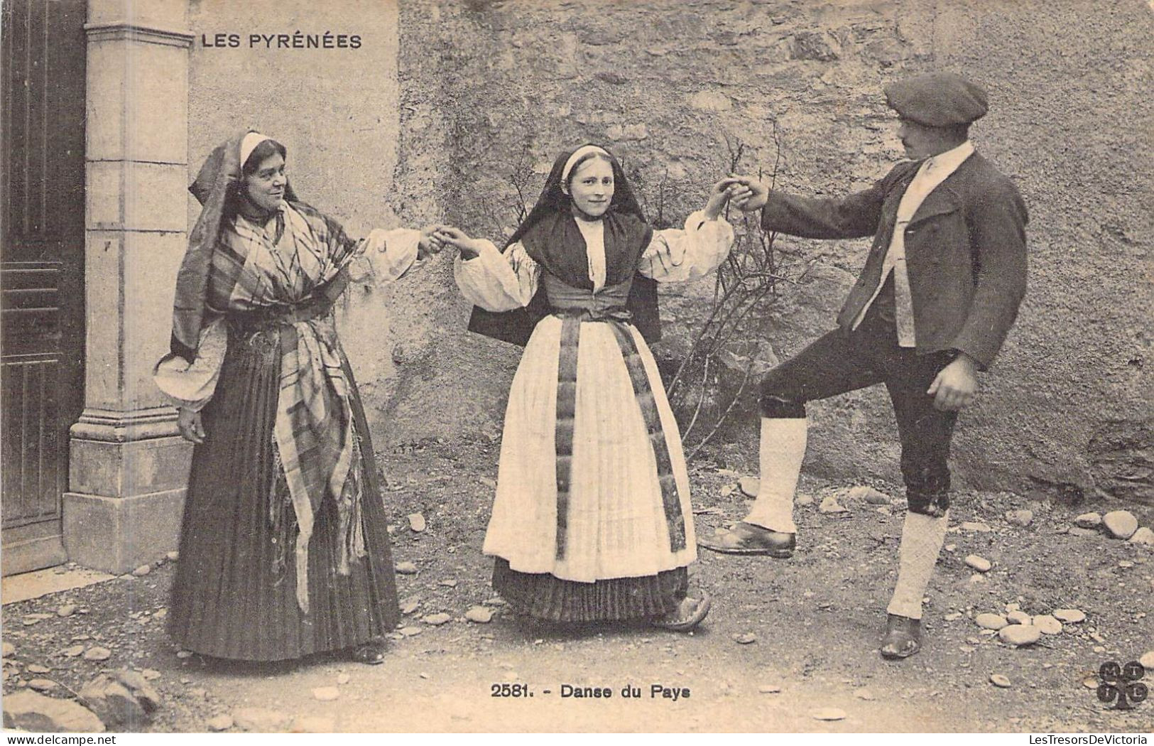 FOLKLORE - LES PYRENEES - Danse Du Pays - Carte Postale Ancienne - Danses