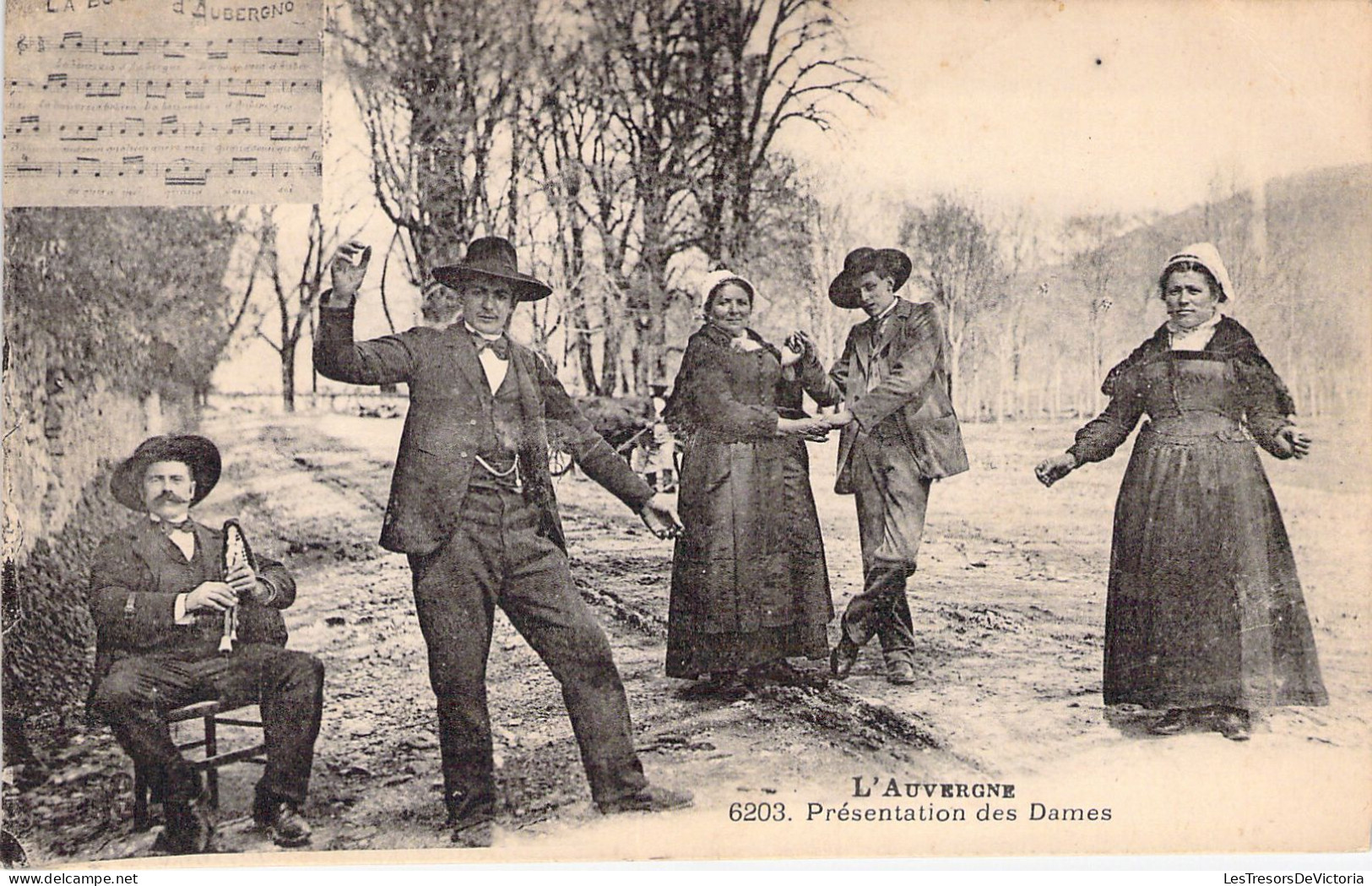 FOLKLORE - L' AUVERGNE - Présentation Des Dames- Carte Postale Ancienne - Muziek