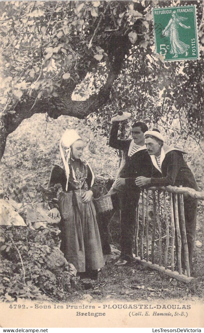 FOLKLORE - Sous Les Pruniers - Plougastel Daoulas - Carte Postale Ancienne - Sonstige & Ohne Zuordnung