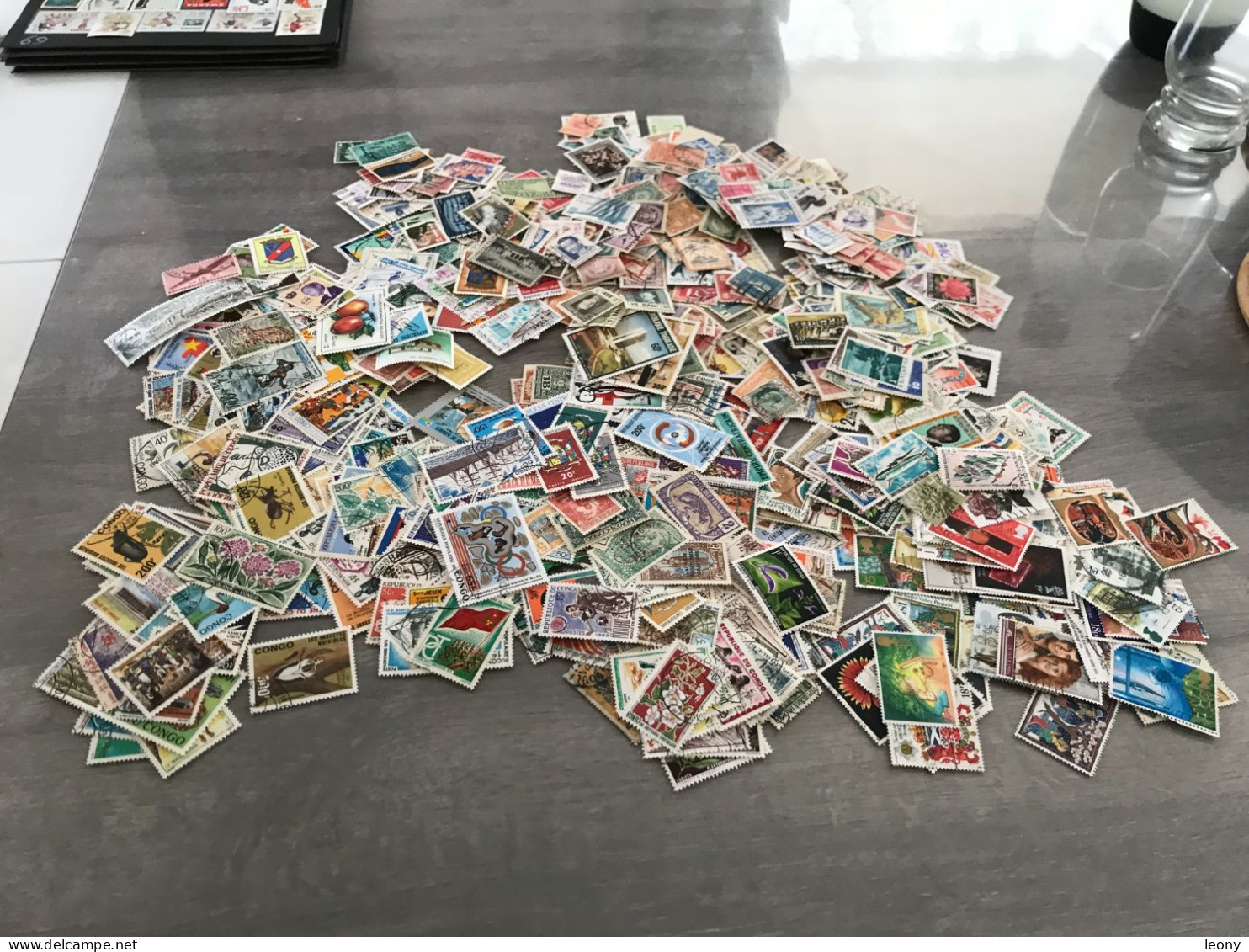 LOT  de  1200   TIMBRES de   DIVERS PAYS   ... sur les PLAQUETTES les TIMBRES sont NEUFS**