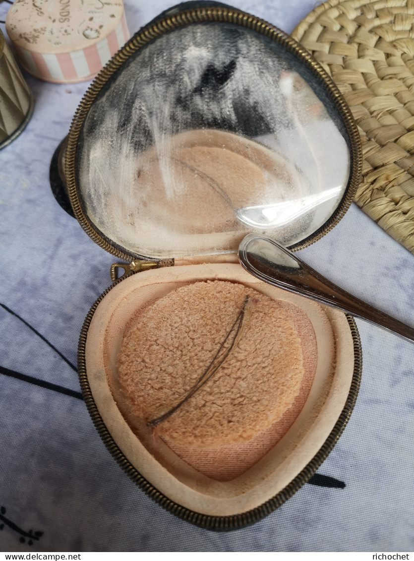 Poudrier En Cuir Dessin Repoussé En Forme De Coeur Avec Un Miroir Intérieur (fermeture Eclair) - Beauty Products