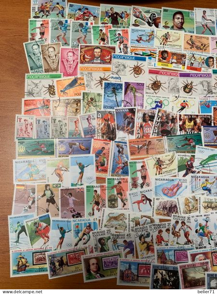 Vrac de centaines de timbres tous pays en très bon état