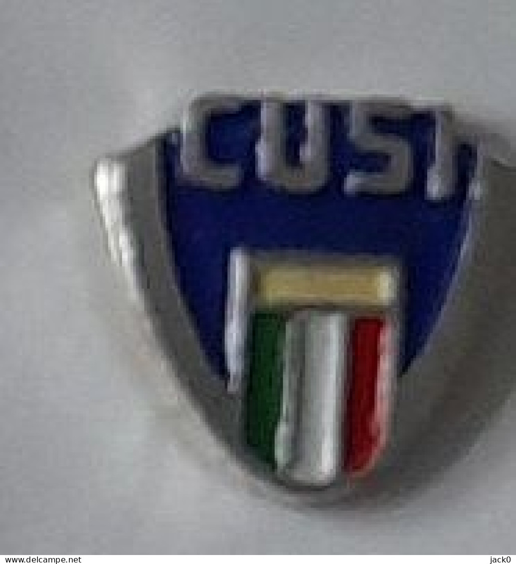 Pin's  Italien  Sport  C U S I, Centre  Universitaire  Sport  Italien  ( 9 Mm X 9 Mm ) - Roeisport