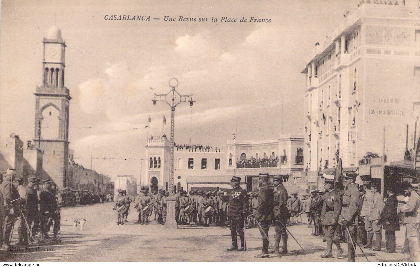 MAROC - CASABLANCA - Une Revue Sur La Place De France - Carte Postale Ancienne - Casablanca