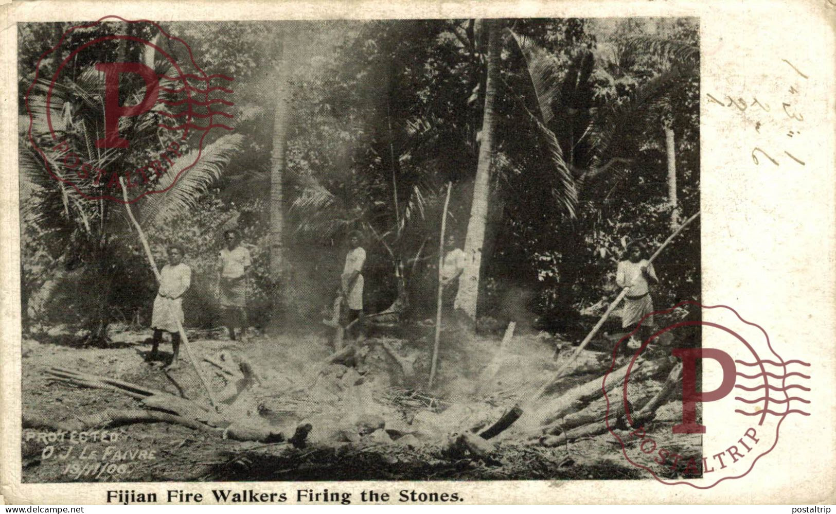 FIJI. FIJIAN FIRE WALKERS FIRING THE STONES. - Fidji