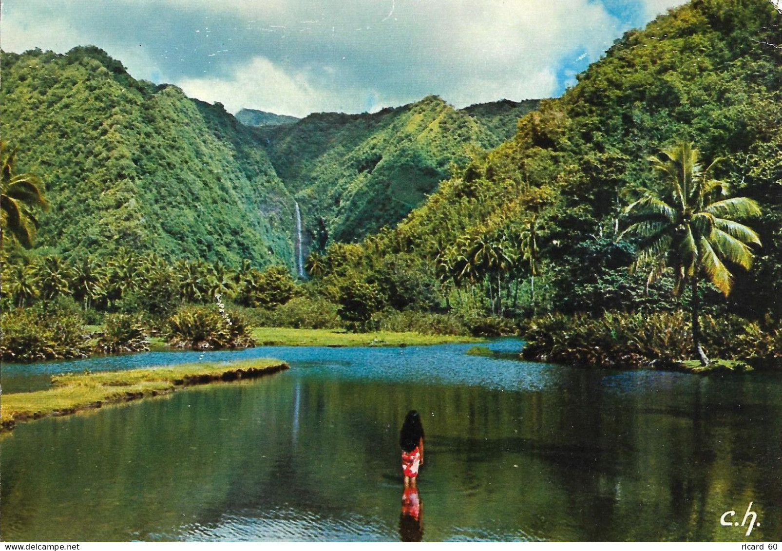 Cpsm Polynésie, Tahiti, Femme Face à Une Cascade - Polynésie Française