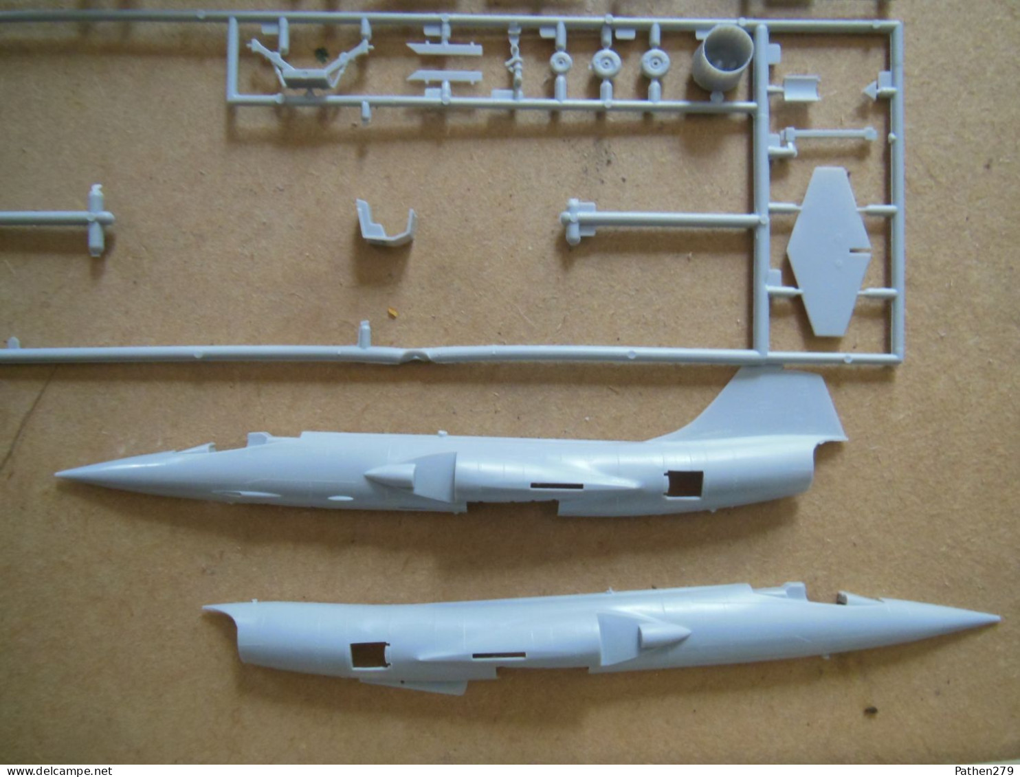 Maquette De Chasseur Lockheed F-104J Starfighter Au 1/72 - Fabrication Japonaise - Incomplet - Avions