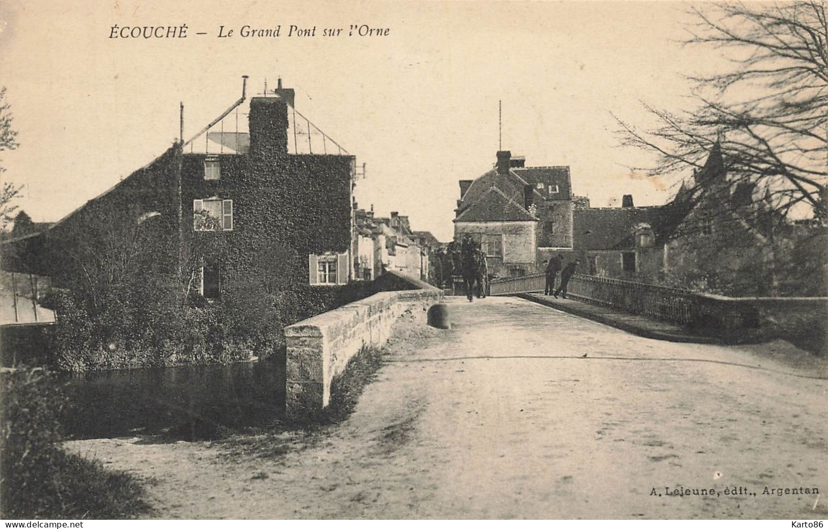 écouché * Un Coin Du Village Et Le Grand Pont Sur L'orne * Villageois - Ecouche