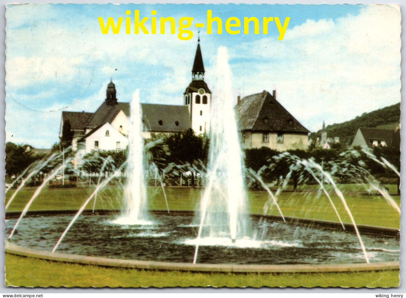 Bad Hönningen - Springbrunnen Am Thermalbad Mit Blick Zur Katholischen Kirche - Bad Hoenningen