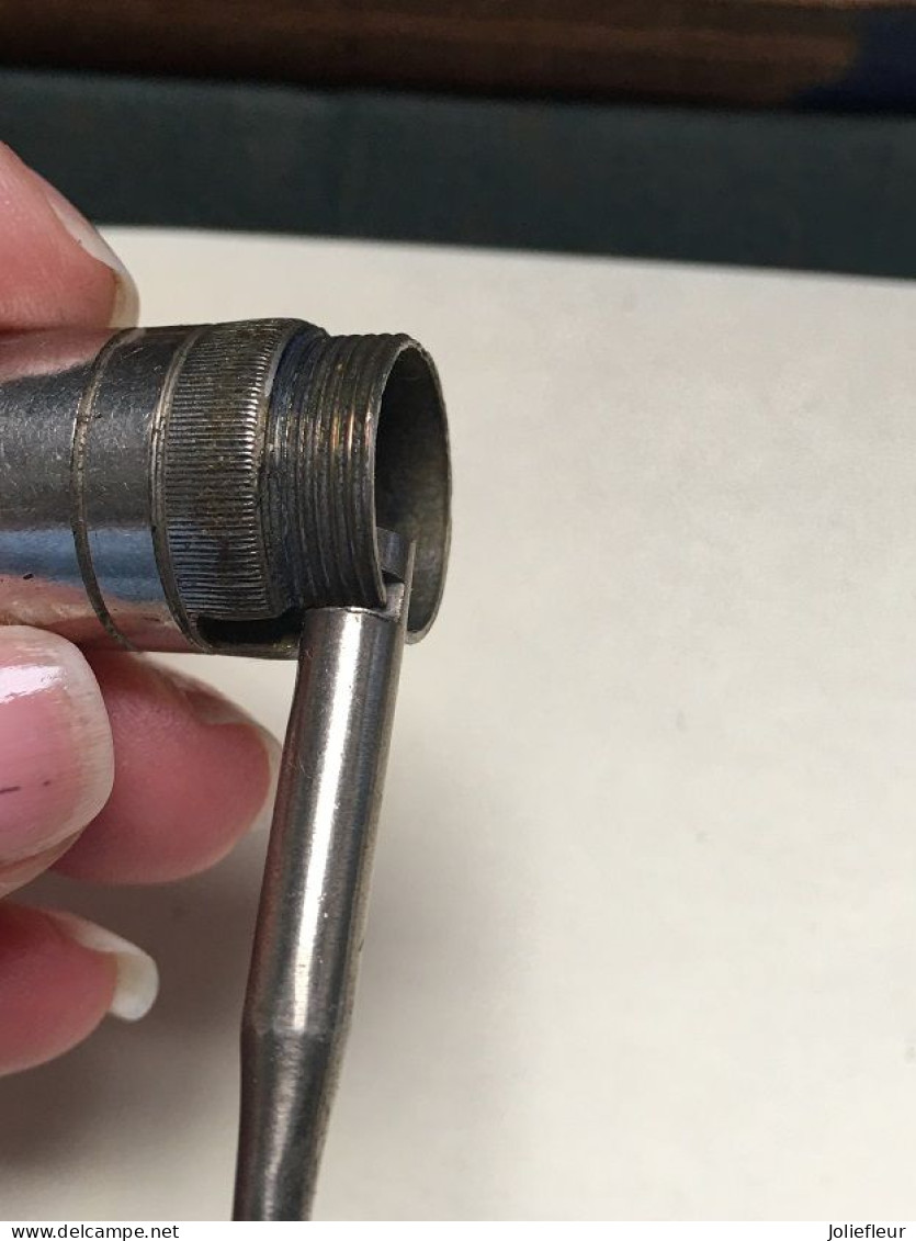 ancien petit étui de poche avec 4 outils