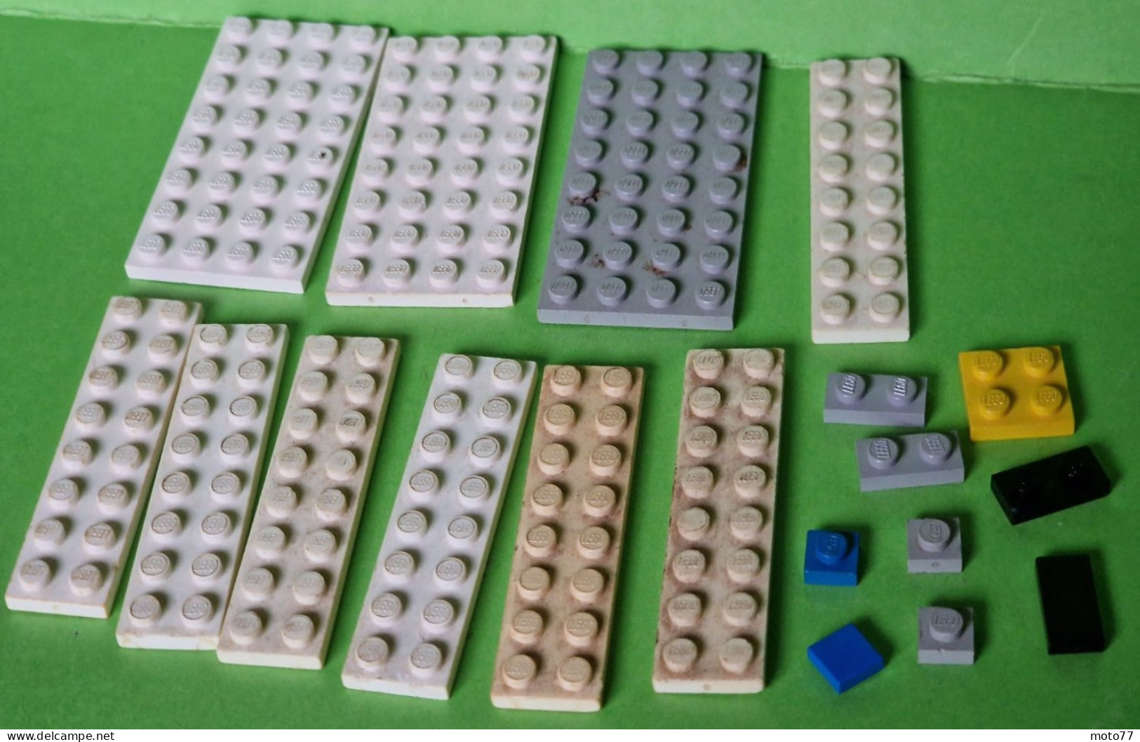 Lot Ancien Jeux De Construction LEGO - Ensemble De 19 éléments PLATS De Couleurs Et Formes Divers - Vers 1970 - Loten