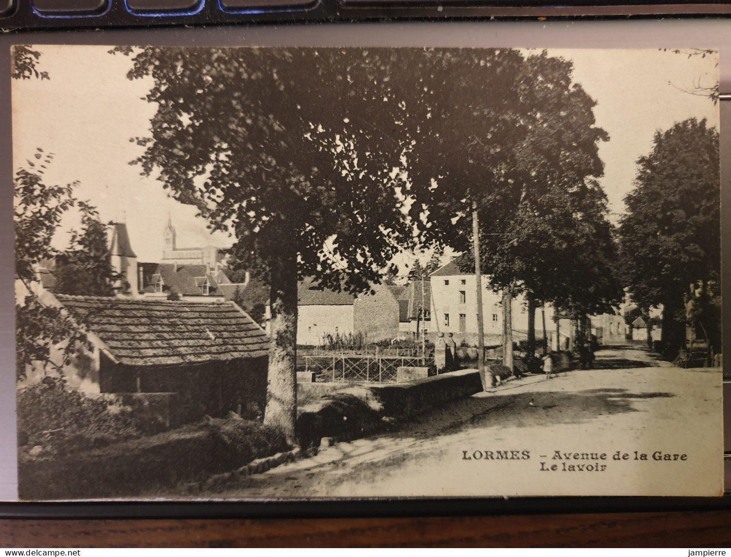 Lormes - Avenue De La Gare Et Le Lavoir (plan Peu Courant) - Lormes