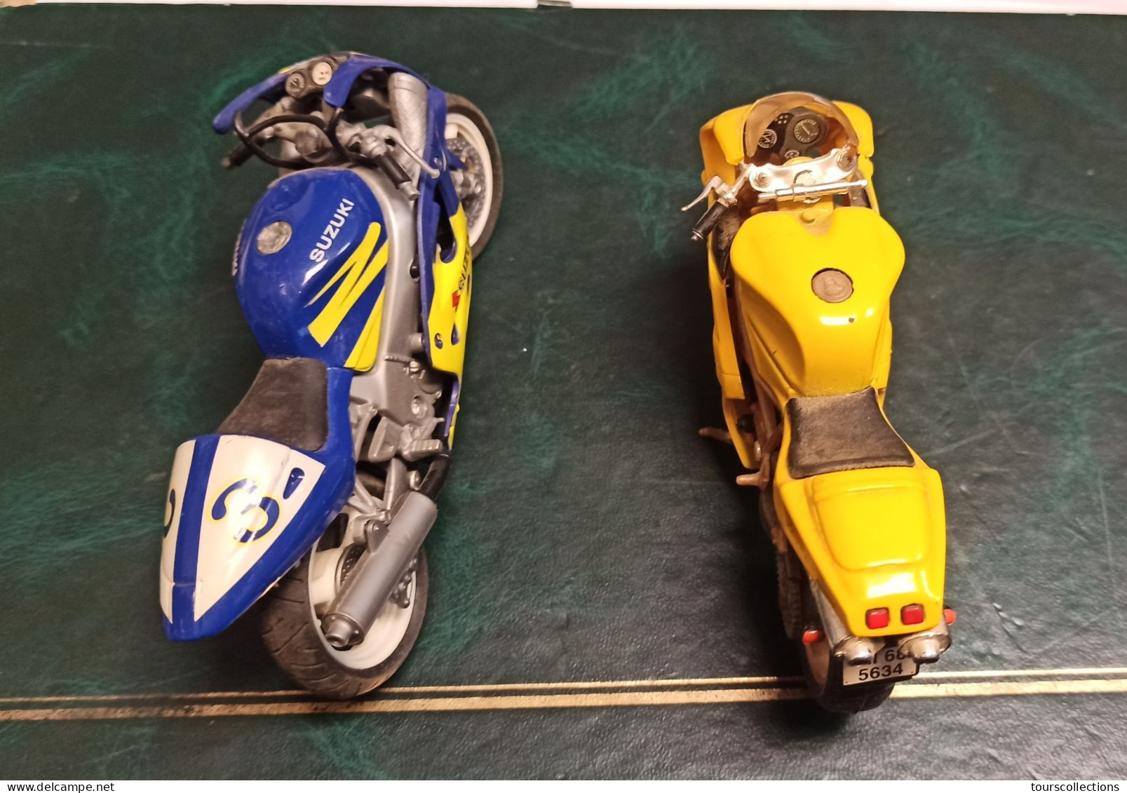 LOT 2 MOTOS De COURSE 1/18 SUSUKI Et DUCATI Pour Jouer Ou Réparer (elle Roulent) Plastique & Métal - Motorcycles