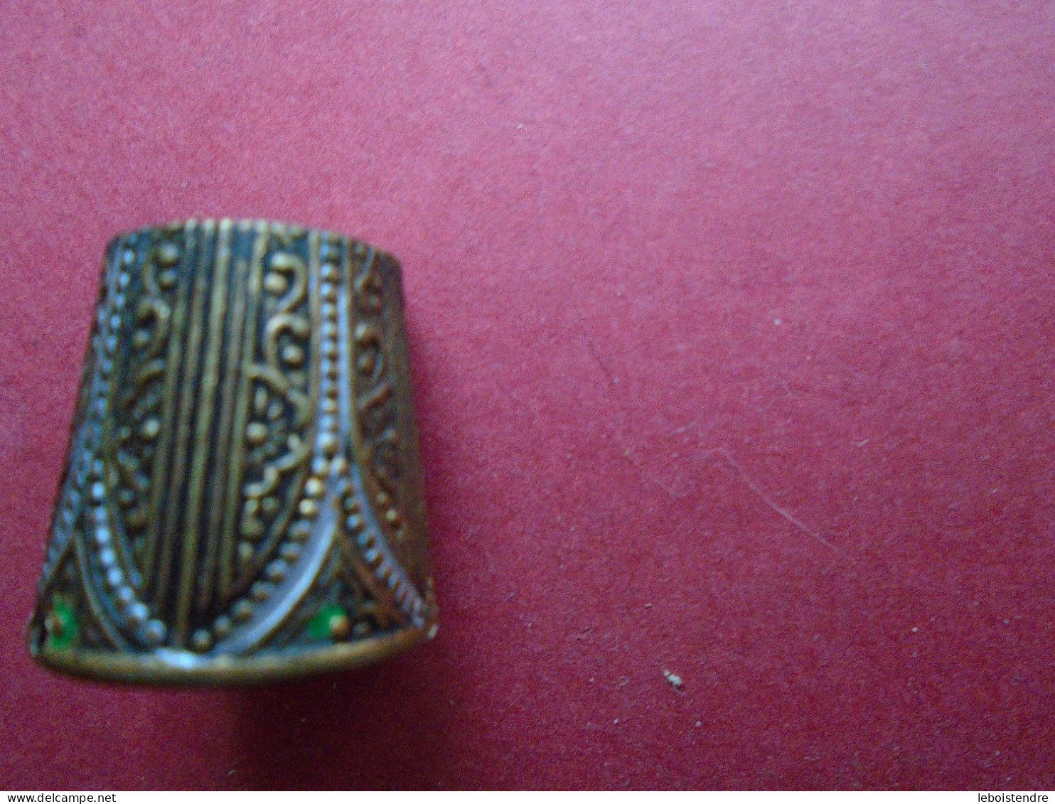 UN BEAU DE A COUDRE ANCIEN EN LAITON ET PEINTURE - Thimbles