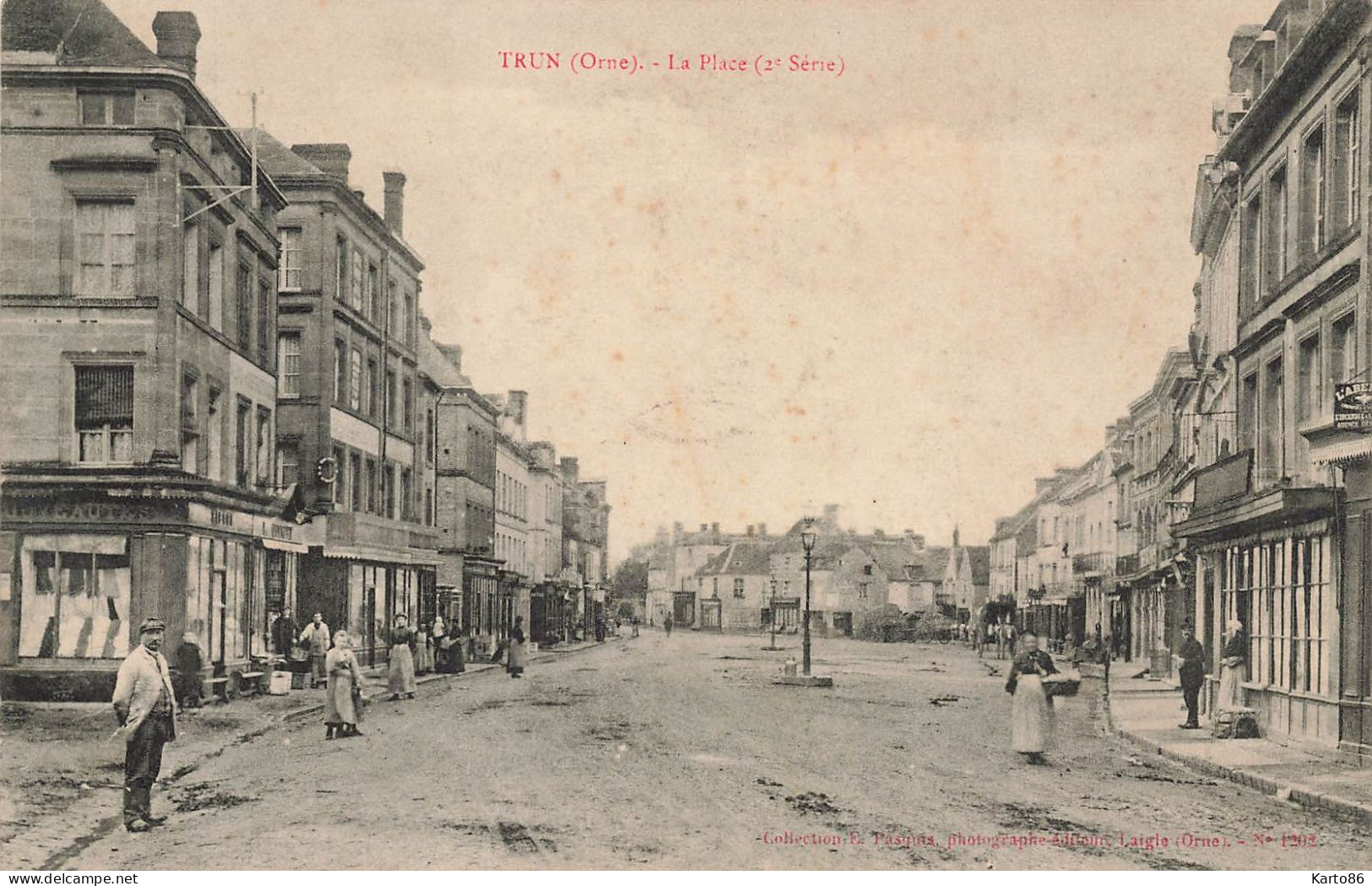 Trun * 1907 * Rue De L'église * La Place * Magasin De Nouveautés * Villageois - Trun