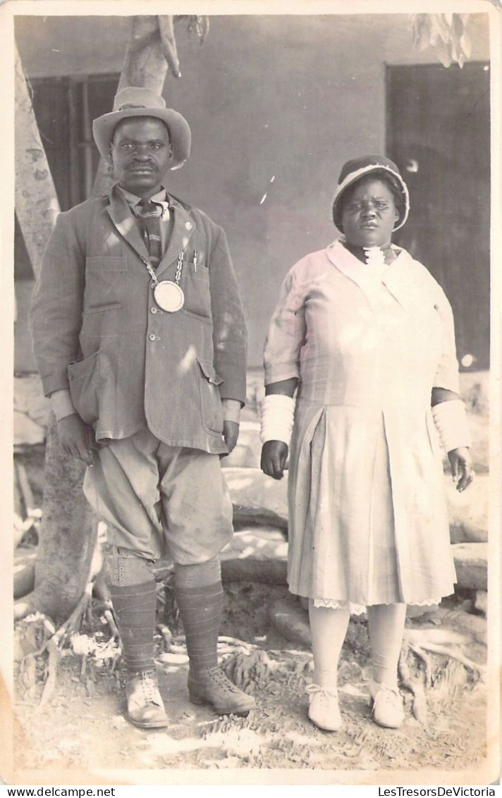 CONGO - Véritable Photographie D'un Couple En Costume  - Carte Postale Ancienne - Congo Belga
