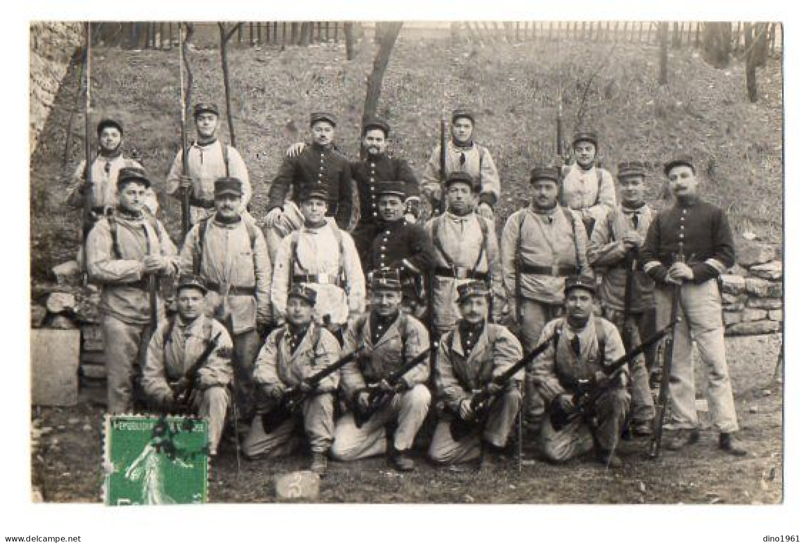 CPA 3342 - MILITARIA - Carte Photo Militaire - Un Groupe De Soldats En Tenue De Campagne N° 14 Sur Les Képis à LYON - Personen