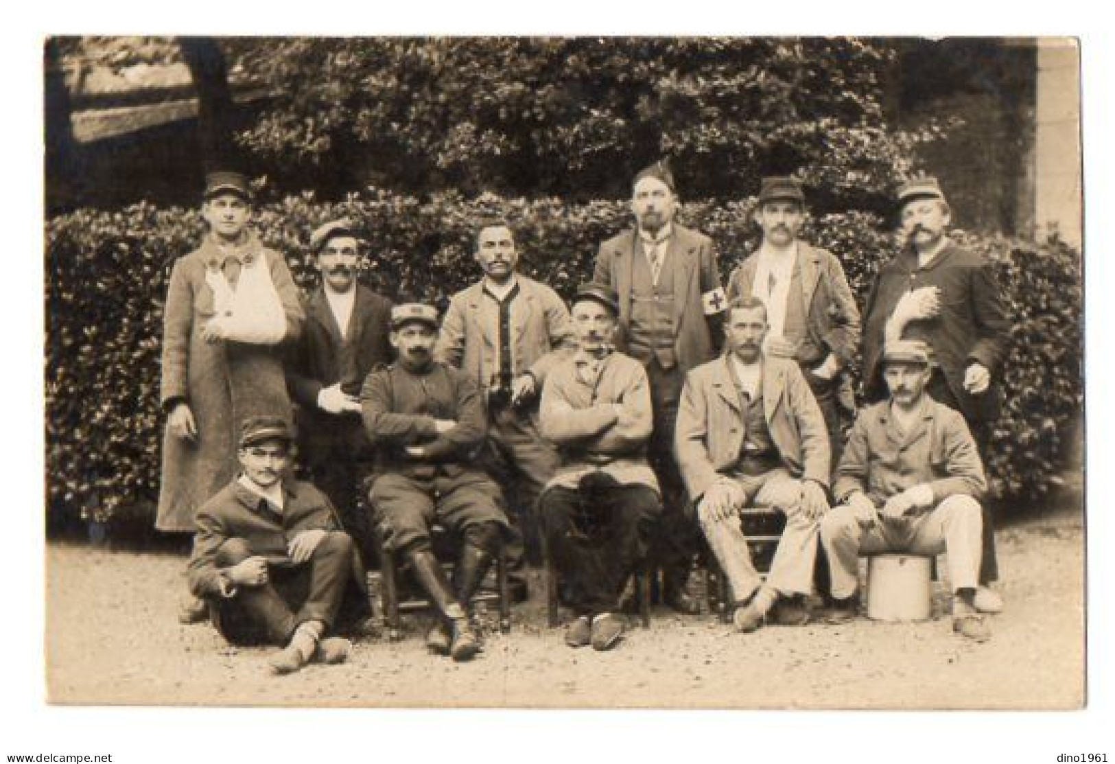 CPA 3343 - MILITARIA - Carte Photo Militaire - Un Groupe De Blessés à L'Hopital D'ANGERS - Personnages