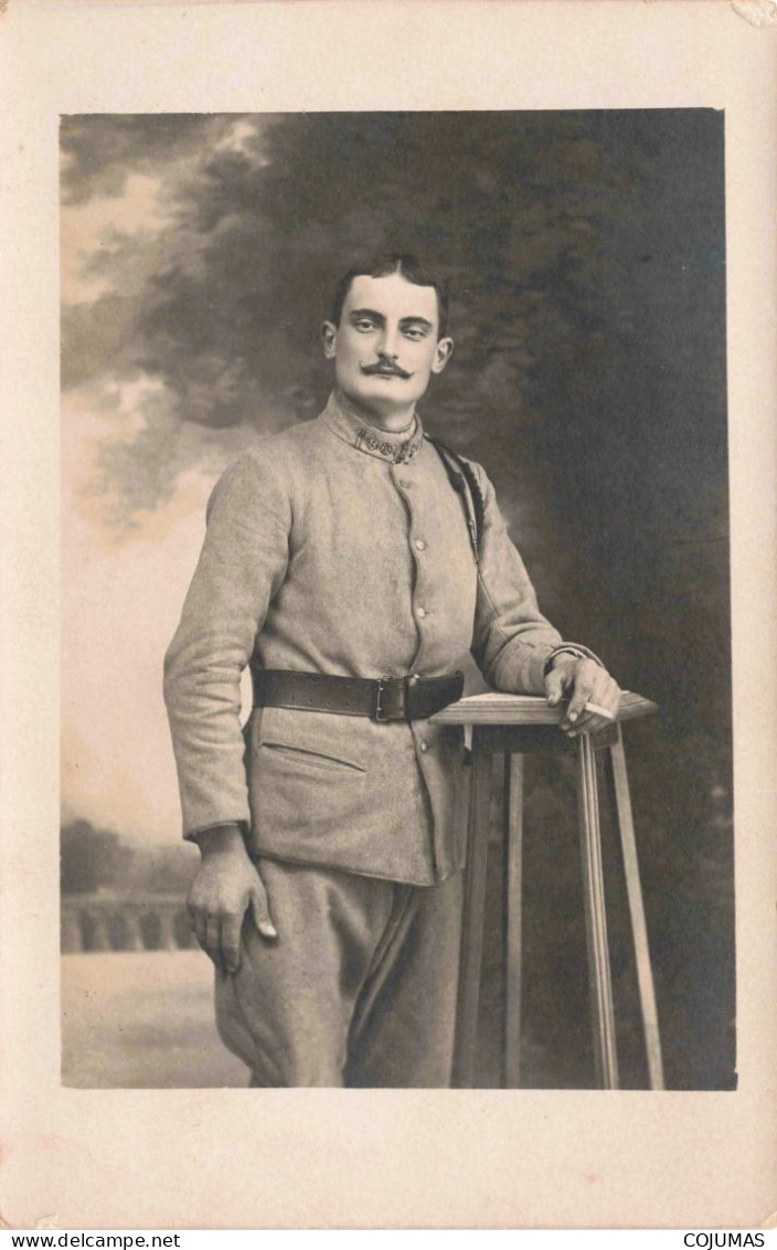 MILITAIRES - S12054 - Carte Photo - Uniforme - Portrait D'un Soldat Posant Pour La Photo - A Identifier - L1 - Uniformi