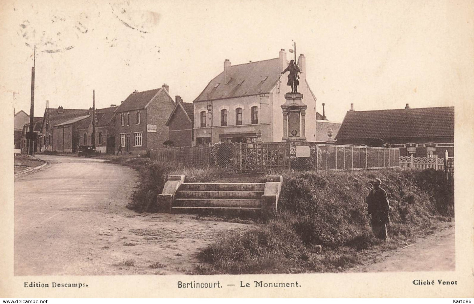 Bertincourt * Rue Du Village Et Le Monument * Villageois - Bertincourt