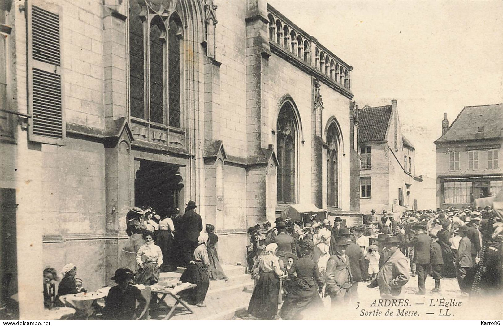 Ardres * Sortie De Messe à L'église * Villageois - Ardres