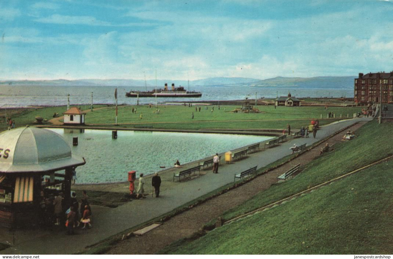 THE PROMENADE - LARGS - WITH FERRY IN DISTANCE - POSTALLY USED 1975 - RENFREWSHIRE - Ayrshire