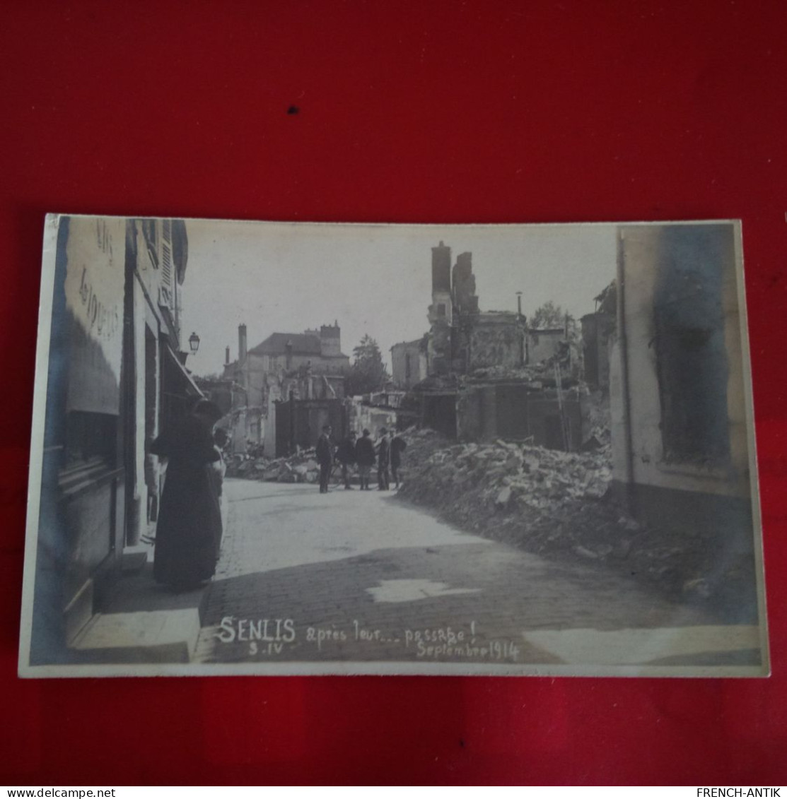 CARTE PHOTO SENLIS APRES LEUR PASSAGE 1914 RUINE GUERRE - Senlis