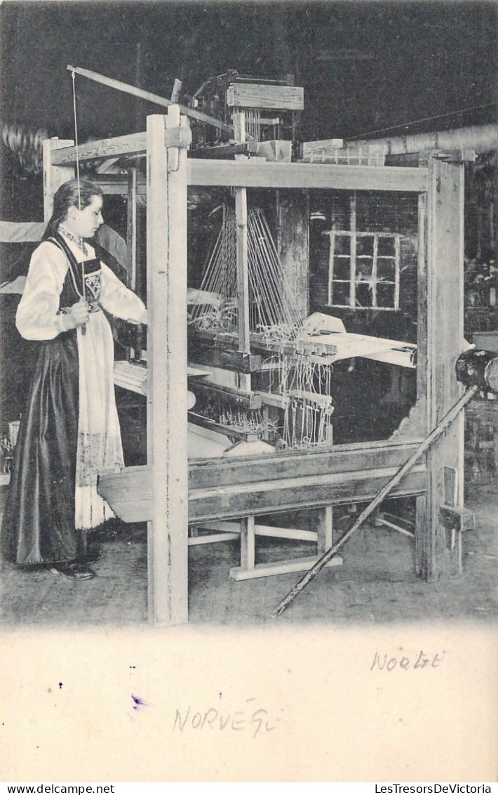 NORVEGE - Femme Travaille Sur Un Métier A Tissé - Carte Postale Ancienne - Norvège