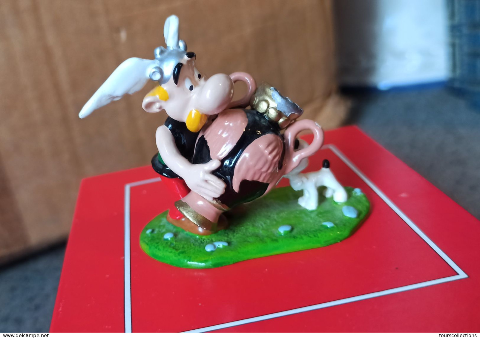 FIGURINE BD de 2004 PIXI n° 4189 : ASTERIX & OBELIX - Astérix portant le vase de la Discorde avec idéfix 55 mm x 50 mm