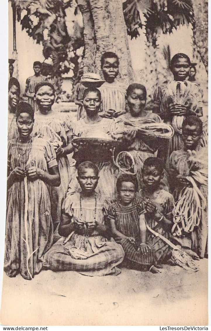 CONGO - Mission Des Soeurs De Notre Dame - Groupe Travaillant La Vannerie - Edit Henry Georges - Carte Postale Ancienne - Sonstige & Ohne Zuordnung