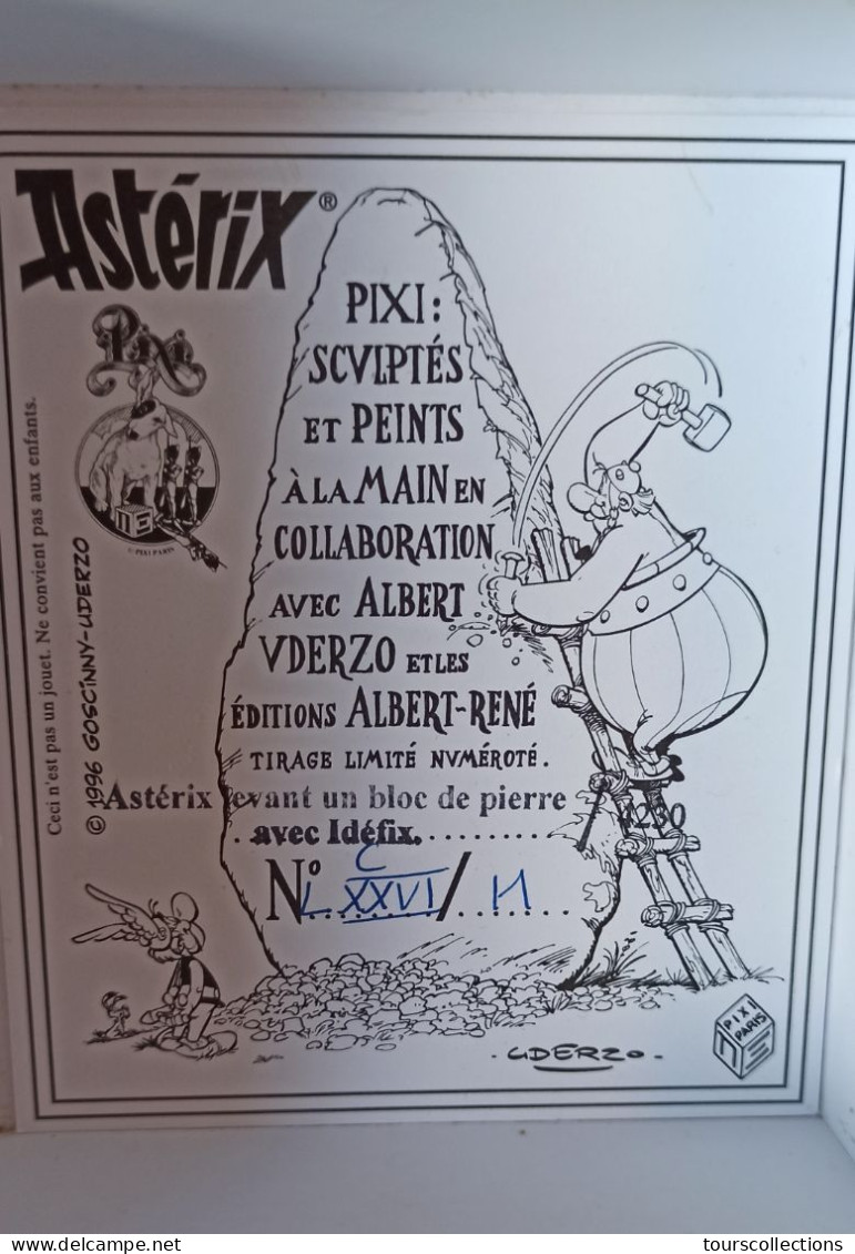 FIGURINE BD De 2002 PIXI N° 4230 : ASTERIX & OBELIX - Astérix Levant Un Bloc De Pierre Avec Idéfix - Asterix & Obelix