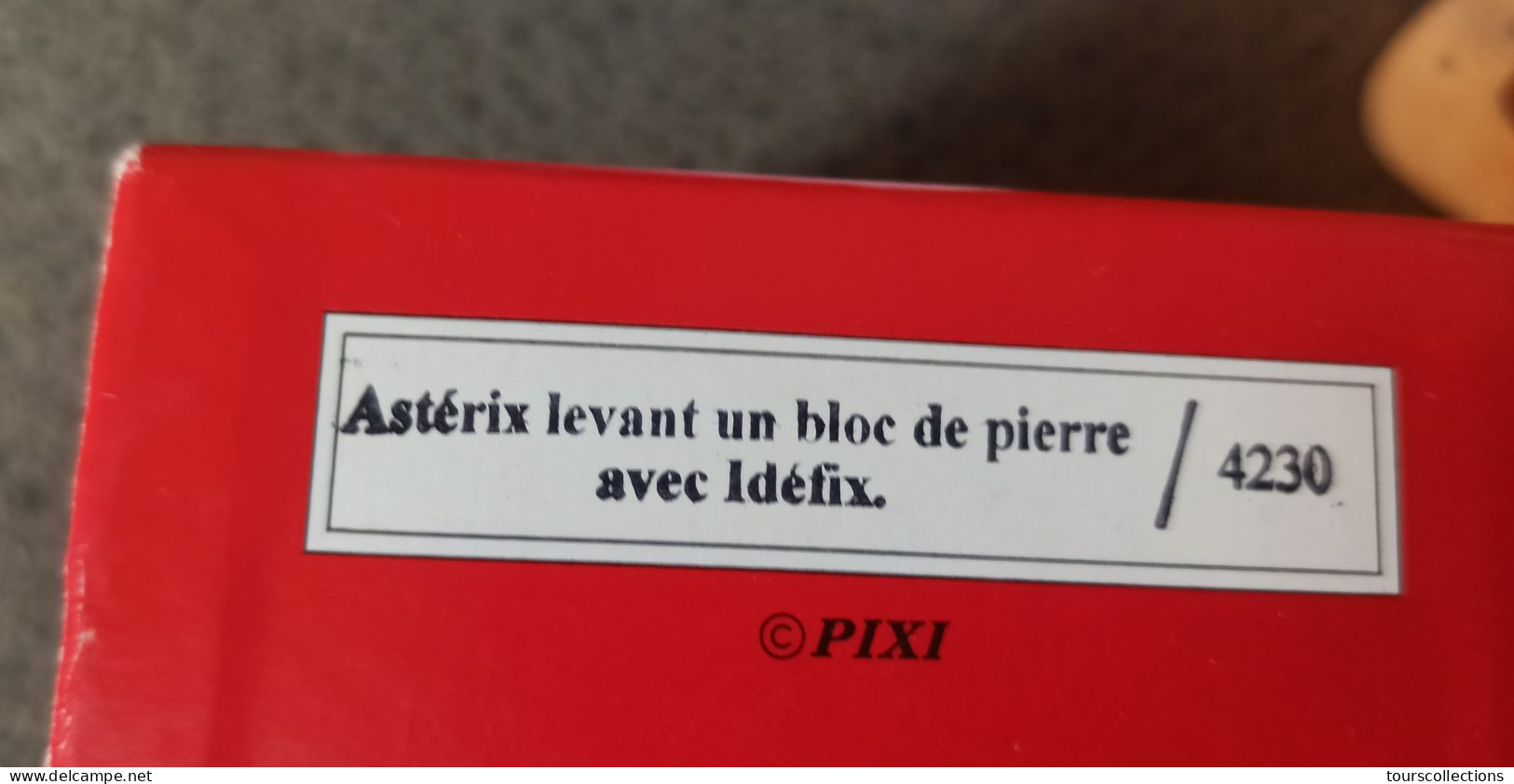 FIGURINE BD De 2002 PIXI N° 4230 : ASTERIX & OBELIX - Astérix Levant Un Bloc De Pierre Avec Idéfix - Astérix & Obélix