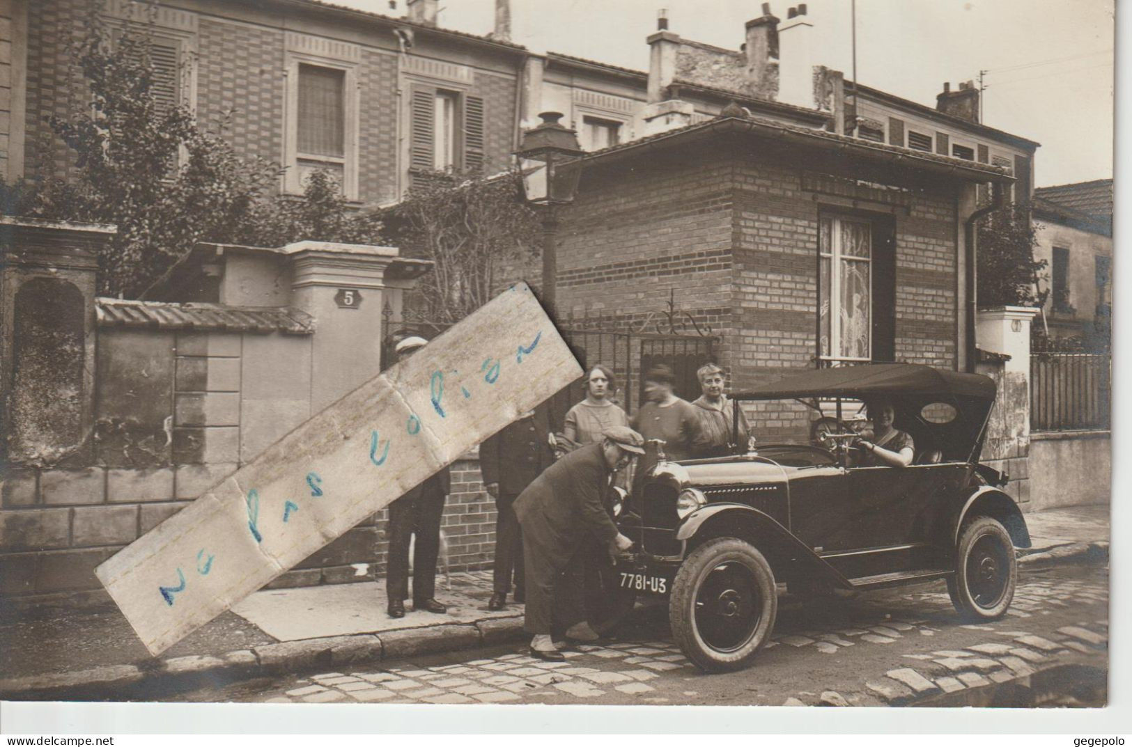 PARIS - Cité De L'Avenir Située 121 Bld De Ménilmontant - Un Groupe Qui Pose Près D'une Automobile ( Carte Photo ) 1/9 - Arrondissement: 11