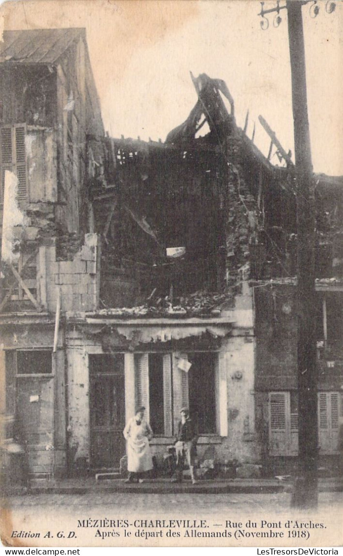 FRANCE - 08 - CHARLEVILLE - Rue Du Pont D'Arches Aprés Le Départ Des Allemands (Novembre 1918) - Carte Postale Ancienne - Charleville