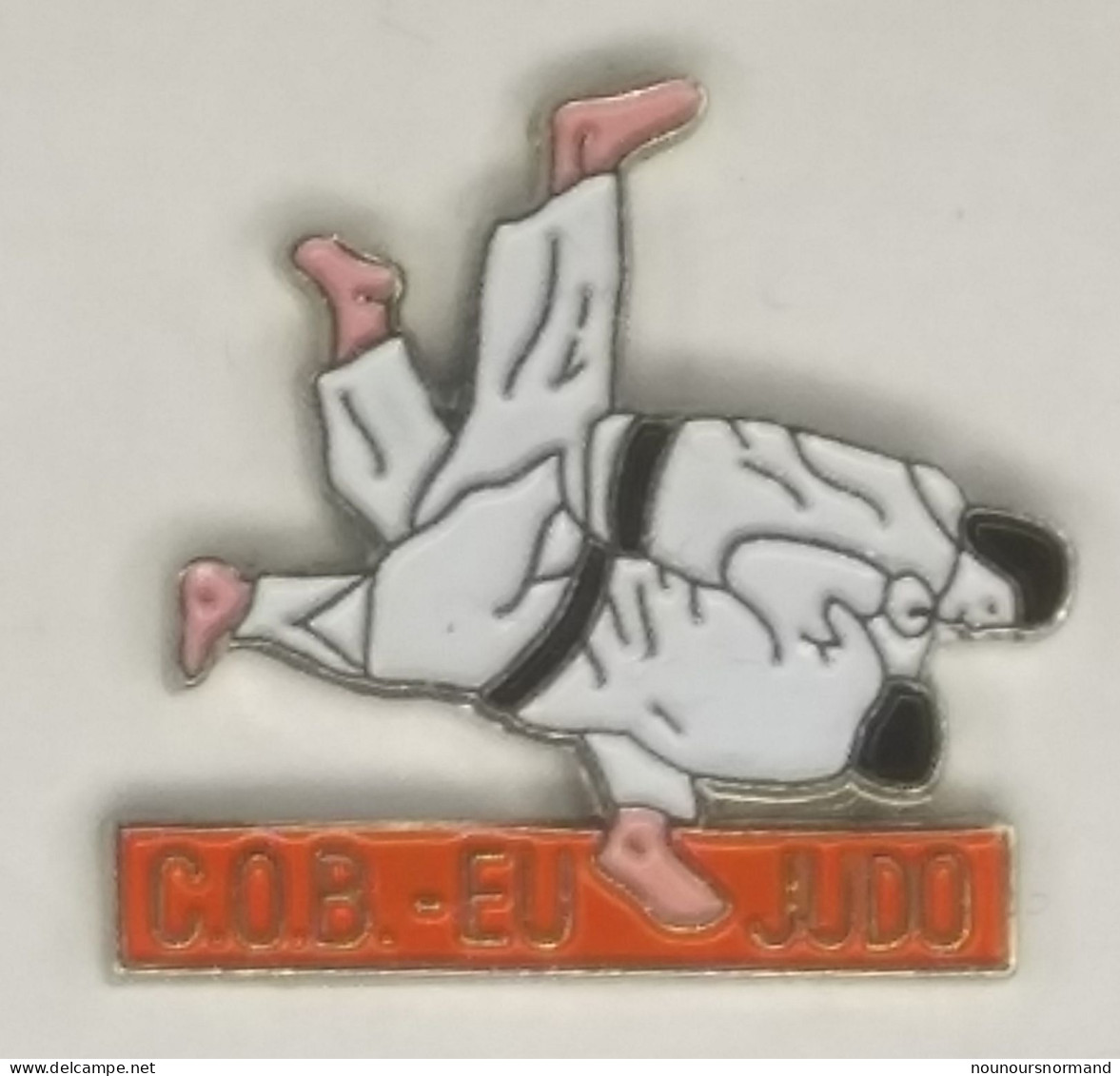 Pin's Eu (76) - C.O.B - JUDO - Judokas Ceintures Noires En Randori  - M229 - Judo