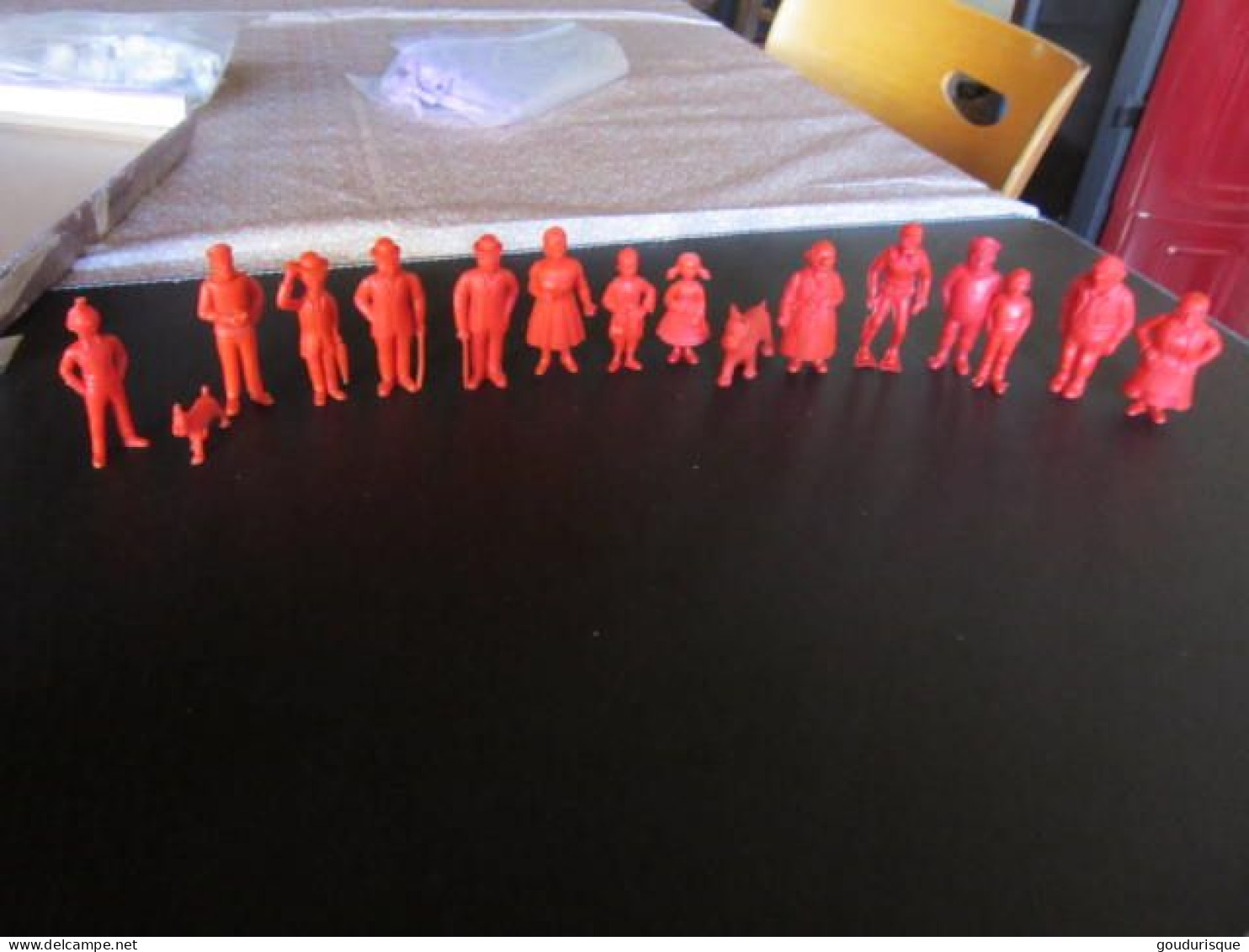 16 FIGURINES TINTIN ESSO BELGES MONOCHROME PUBLICITAIRE SERIE ROUGE COMPLETE - Tintin