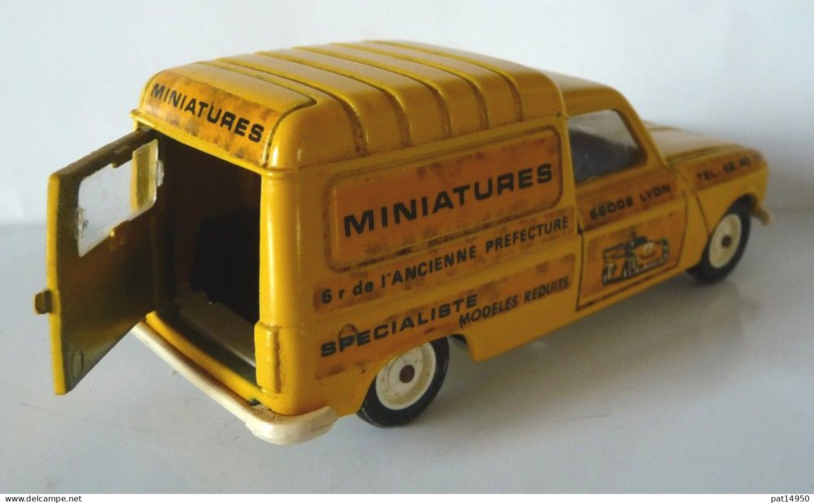 PAT14950 RENAULT 4 F6 MINIATURES 69002 LYON Marque SOLIDO N°42 - Solido