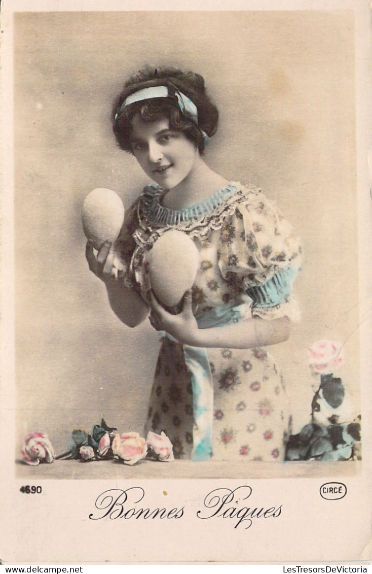 Pâques - Femme à La Robe Soleil Et Ses Oeufs - Carte Postale Animée - Easter