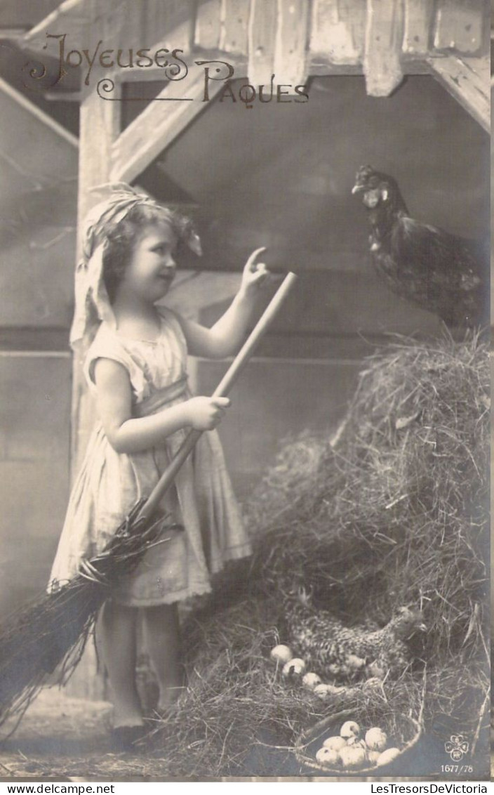 Pâques - Fillette Et Son Balai Dresse Une Poule - Carte Postale Animée - Easter