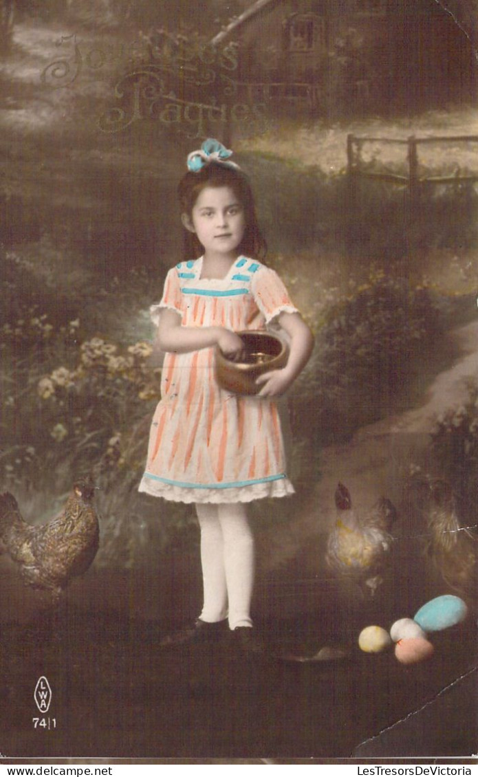 Pâques - Enfant Nourrie Sa Poule - Carte Postale Animée - Easter