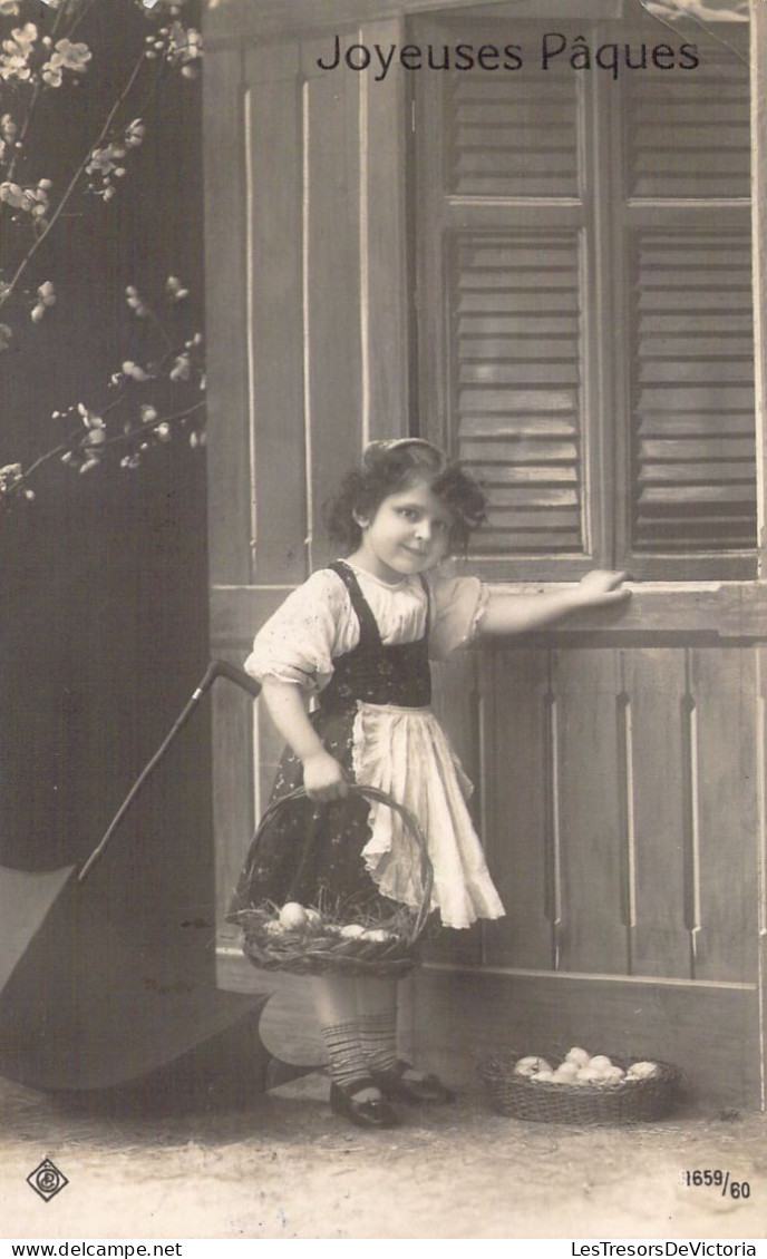 Pâques - Fillette En Tablier Ramasse Les Oeufs Avec Son Panier - Carte Postale Animée - Easter