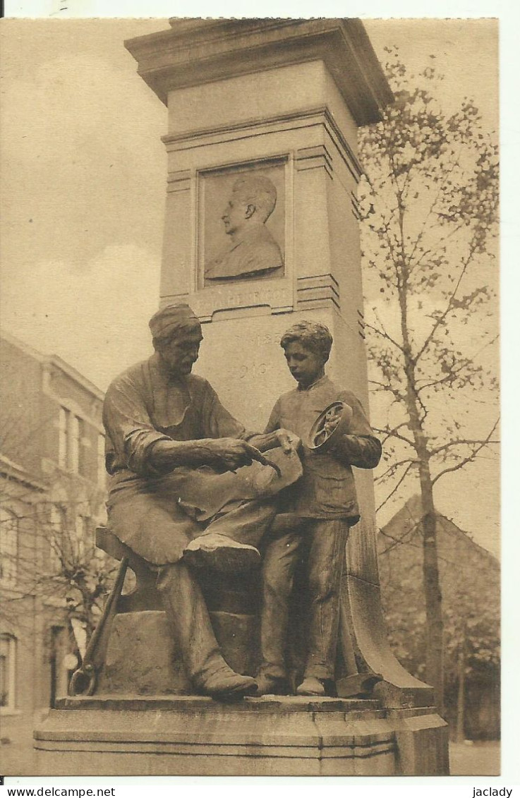 Court - St - Etienne -- Le Joli  Monument De De Vreese (2 Scans) - Court-Saint-Etienne