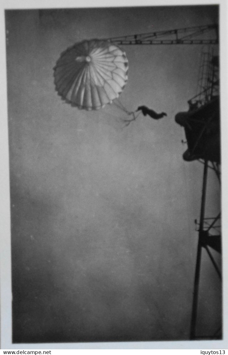 CPA - Carte-Photo - ECOLE De PARACHUTISTE D'ISTRES - SAUT D'ELEVE - TBE - Parachutting