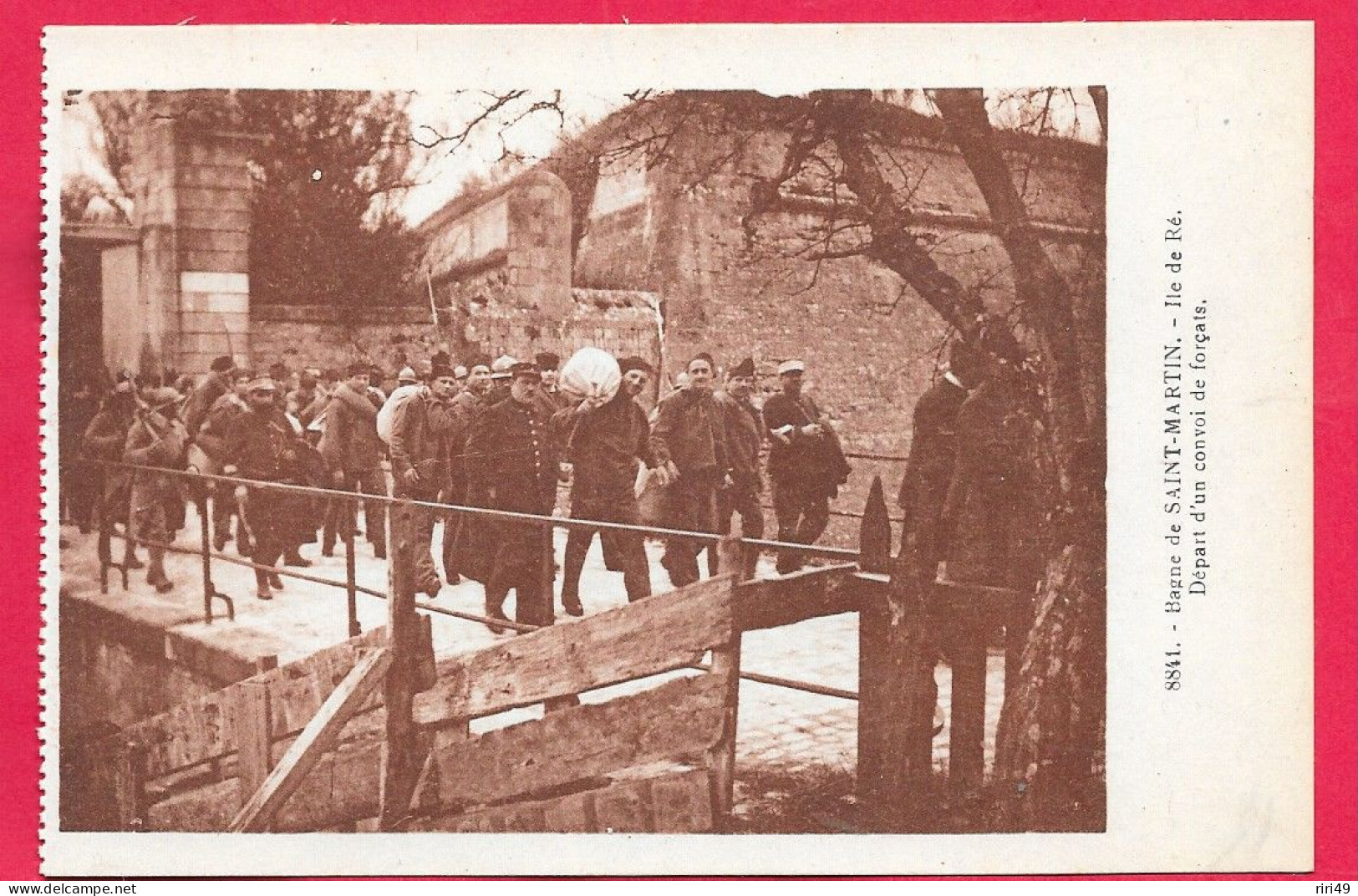 Cpa 17-Ile De, Bagne, Départ D'un Convoi  De Forçats, Saint-Martin De Ré, Prison, Dos Vierge, Militaire - Gevangenis