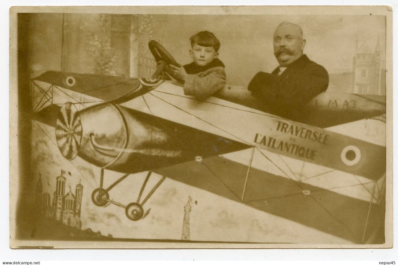 Carte Photo Montage.portrait D'un Enfant.avion.arrière-plan Présentant Un Avion.trompe-l'oeil.illusion Optique. - A Systèmes