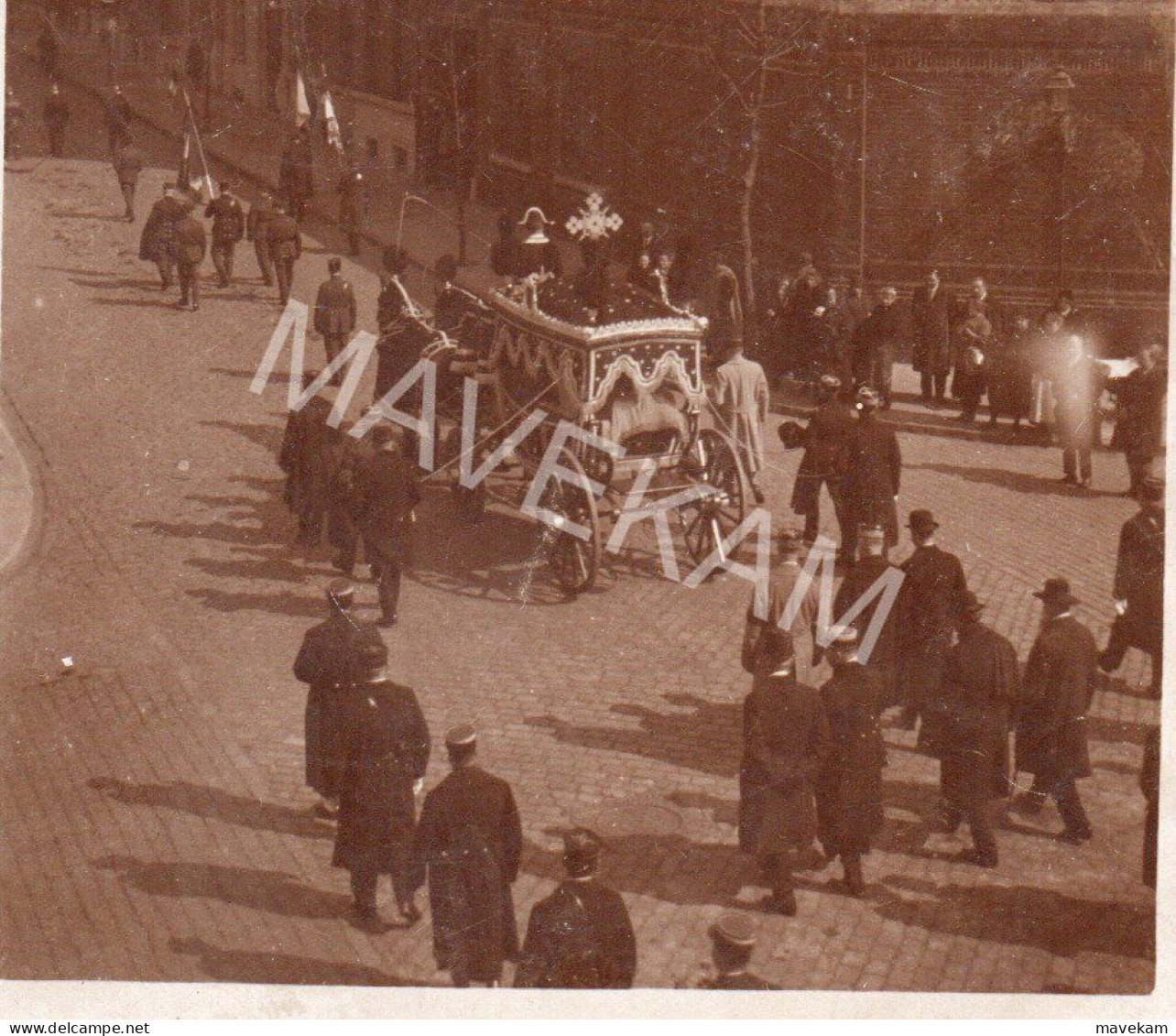 Cpa Photo Lieu à Identifier " Cortège Funéraire - Corbillard -Chevaux - Porte Drapeau Officiels " - Funerali