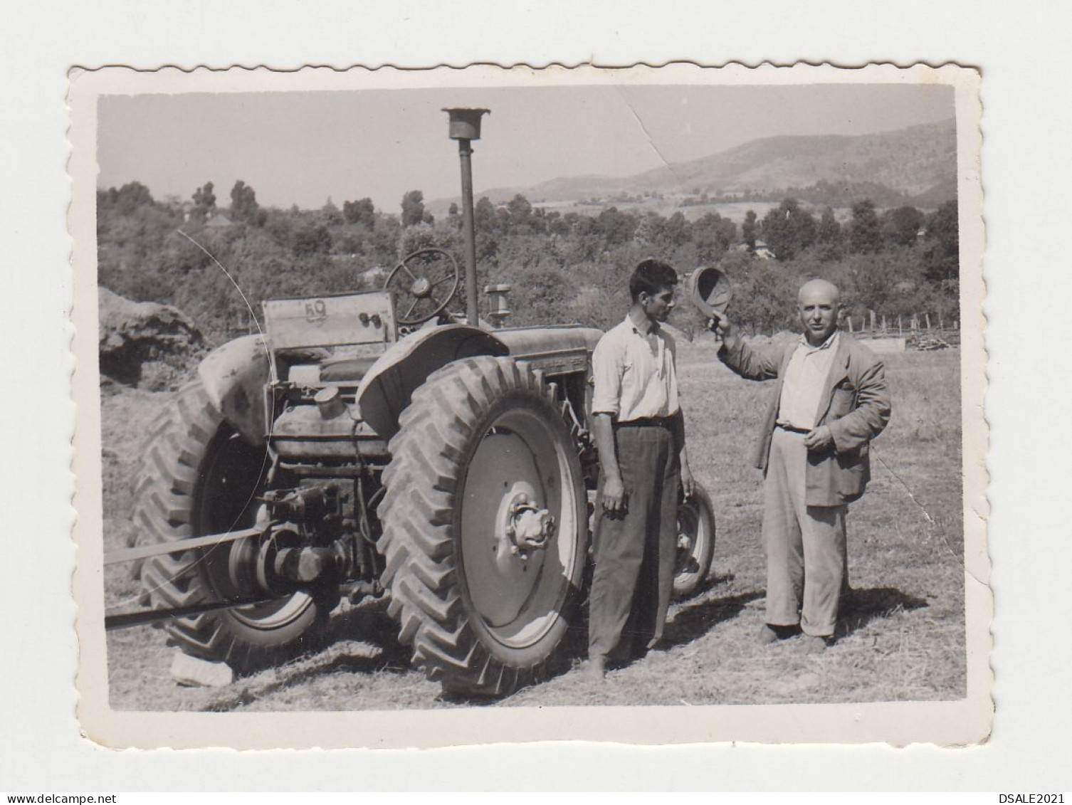 Two Men Pose To Old Farm Tractor, Vintage Orig Photo 8.4x6.2cm. (27341) - Cars