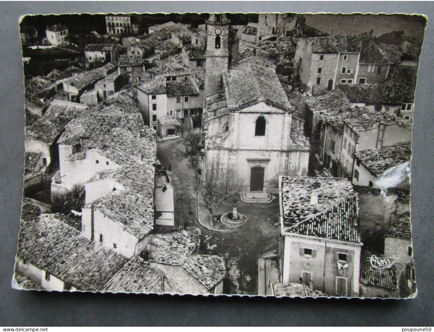 CP 13  Les Bouches Du Rhône MALLEMORT  - Vue Aérienne Sur Le Centre Du Village Et La Vieille église 1956 - Mallemort