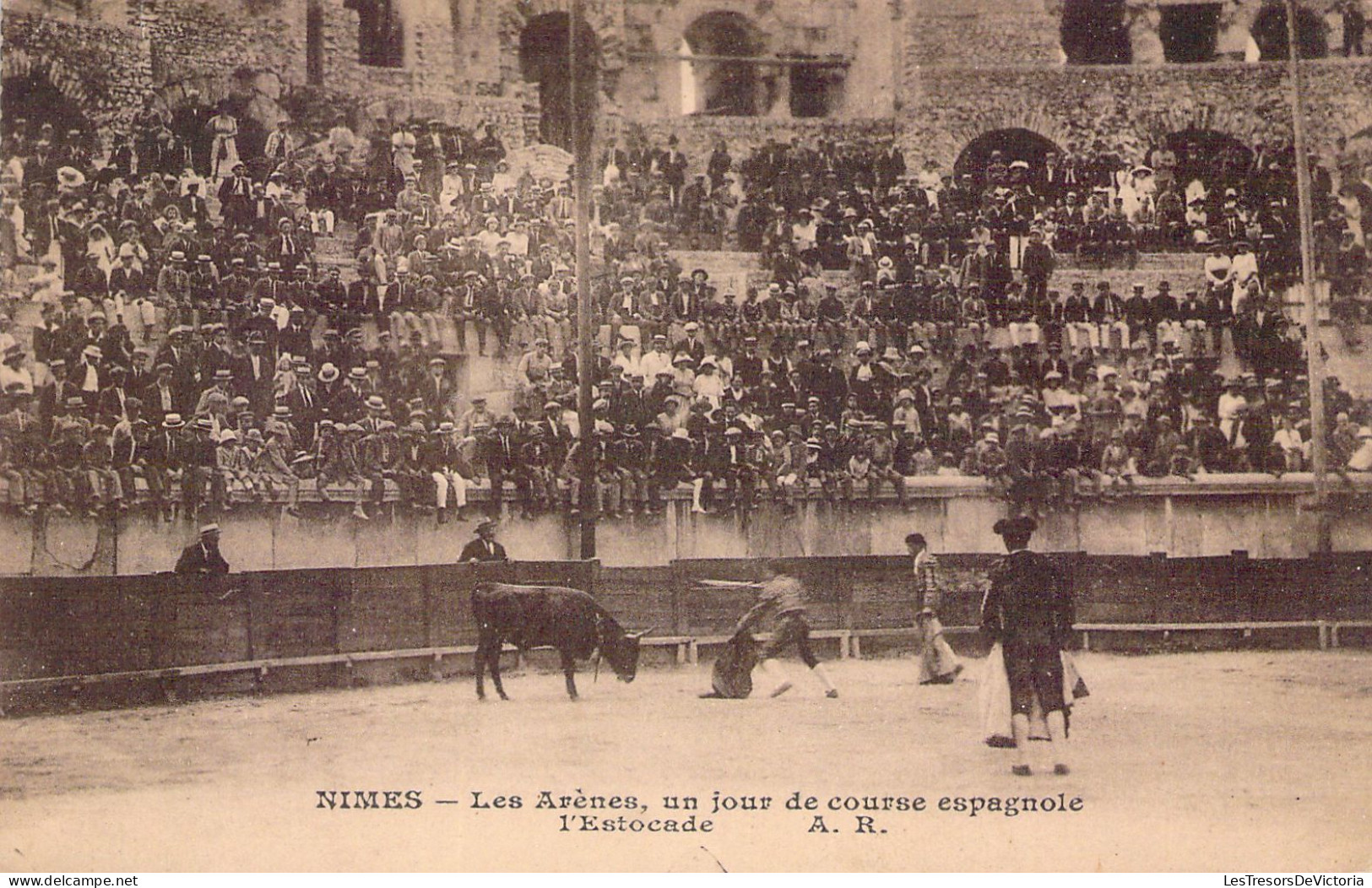 FRANCE - 30 - NÎMES - Les Arênes - Un Jour De Course Espagnole - L'Estocade - Cartes Postales Anciennes - Nîmes